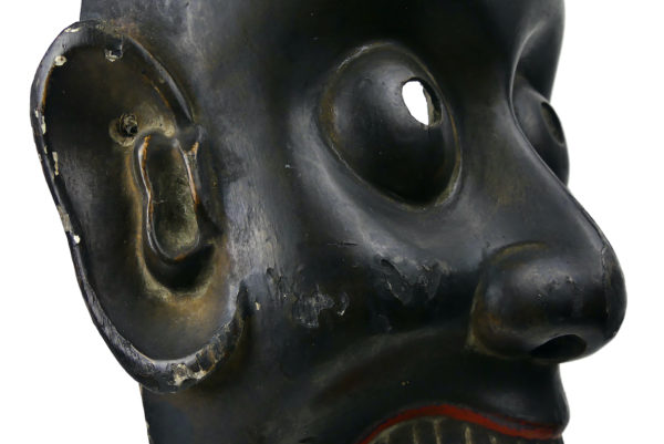 Masque Ôtobide rare XIXe en bois patiné sur socle Théâtre Kyōgen (détail)