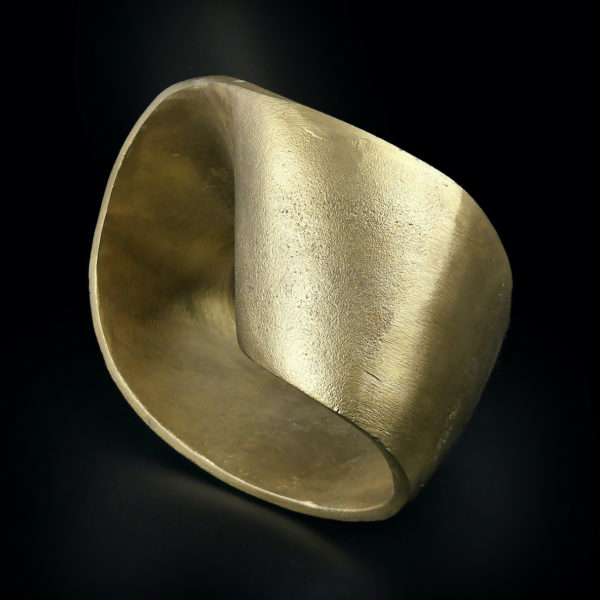 Sculpture ruban de Moebius en acier doré (3/4)