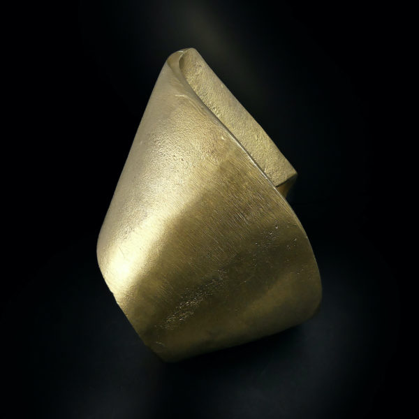 Sculpture ruban de Moebius en acier doré (profil)