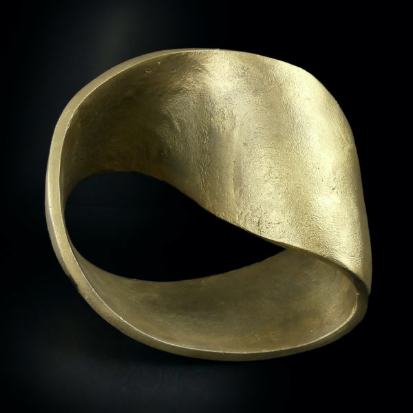 Sculpture ruban de Moebius en acier doré (face)