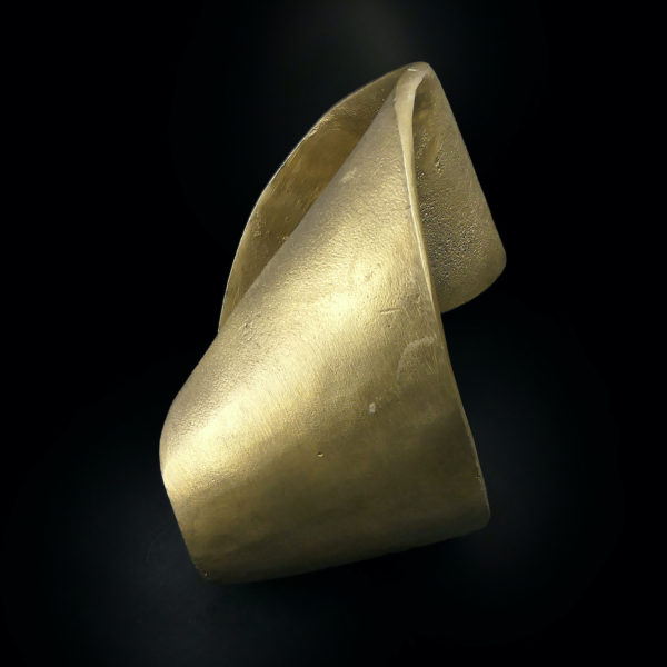 Sculpture ruban de Moebius en acier doré (profil)