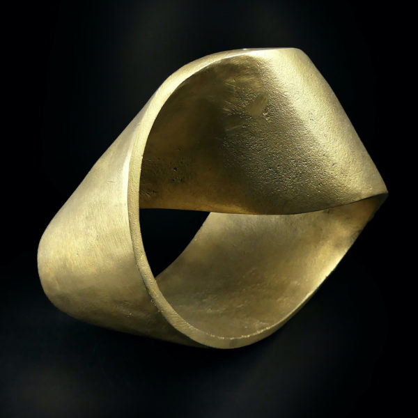 Sculpture ruban de Moebius en acier doré (3/4)