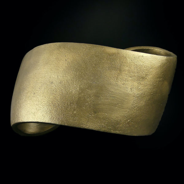 Sculpture ruban de Moebius en acier doré (dessous)