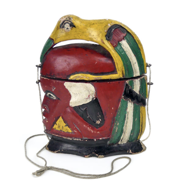 Boîte à médecine Sasak de chaman polychrome avec couvercle Lombok (profil)