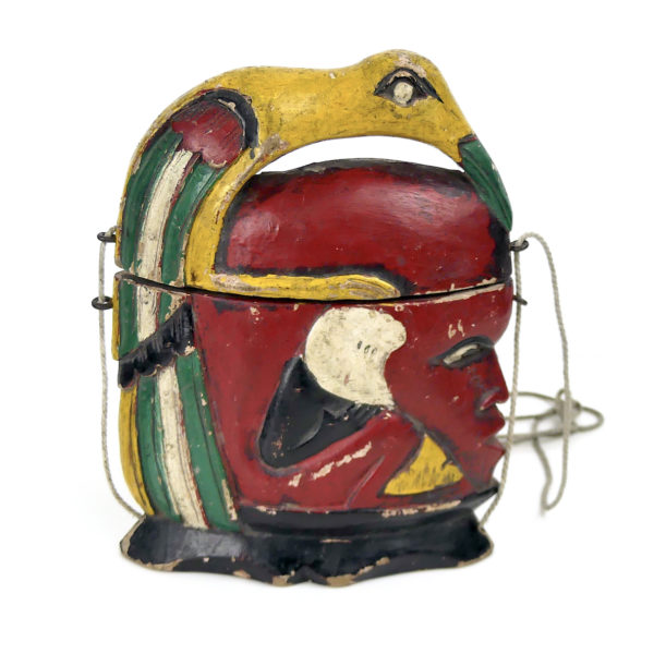 Boîte à médecine Sasak de chaman polychrome avec couvercle Lombok (profil)