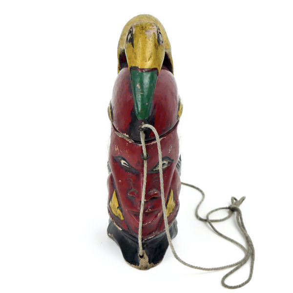 Boîte à médecine Sasak de chaman polychrome avec couvercle Lombok (face)