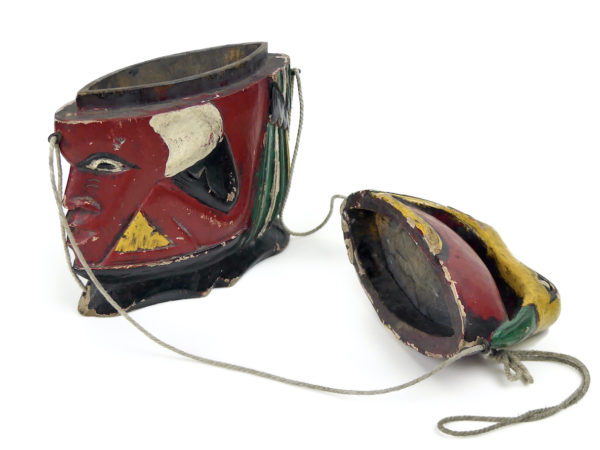 Boîte à médecine Sasak de chaman polychrome avec couvercle Lombok (ouvert)