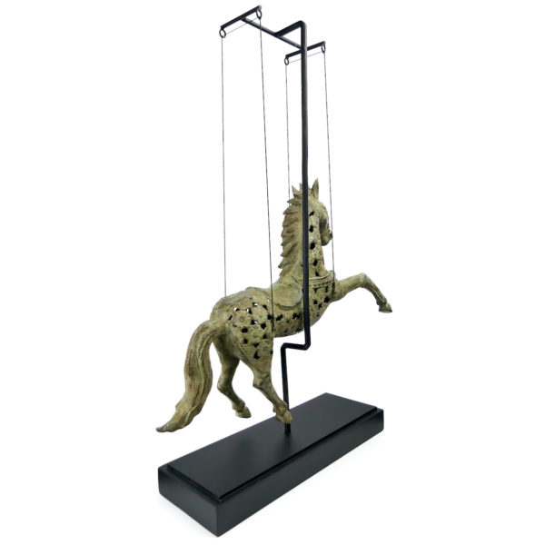 Grand cheval cabré suspendu en bronze sur socle Indonésie (3/4 dos)