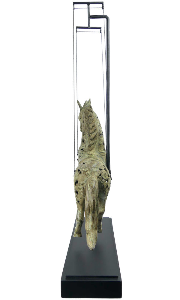 Grand cheval cabré suspendu en bronze sur socle Indonésie (profil)