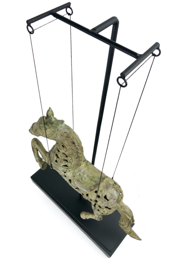 Grand cheval cabré suspendu en bronze sur socle Indonésie (dessus 3/4)