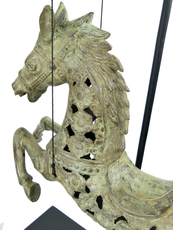 Grand cheval cabré suspendu en bronze sur socle Indonésie (détail)
