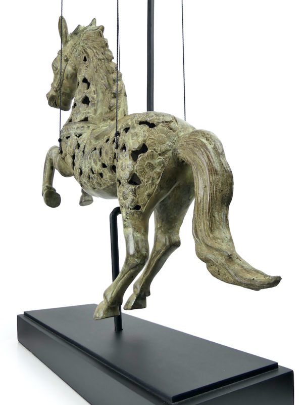 Grand cheval cabré suspendu en bronze sur socle Indonésie (détail)