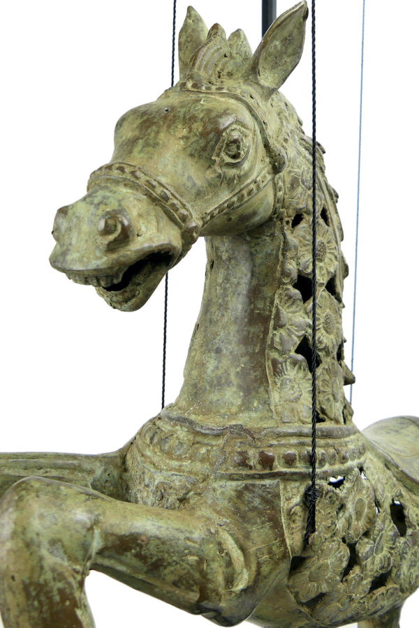 Grand cheval cabré suspendu en bronze sur socle Indonésie (détail)