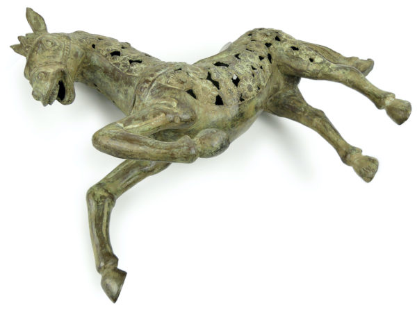 Grand cheval cabré suspendu en bronze sur socle Indonésie (dessous 3/4)