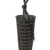 Panier ikebana japonais en vannerie de bambou et bois avec vase de céramique noire (profil)