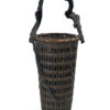 Panier ikebana japonais en vannerie de bambou et bois avec vase de céramique noire (face)