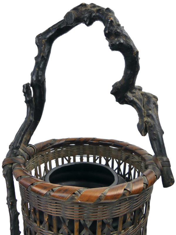 Panier ikebana japonais en vannerie de bambou et bois avec vase de céramique noire (détail)