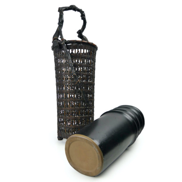 Panier ikebana japonais en vannerie de bambou et bois avec vase de céramique noire (3/4 dessous)