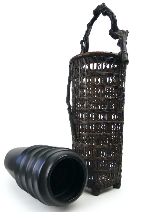 Panier ikebana japonais en vannerie de bambou et bois avec vase de céramique noire (3/4 dessus)