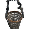 Panier ikebana japonais en vannerie de bambou et bois avec vase de céramique noire (dessus)