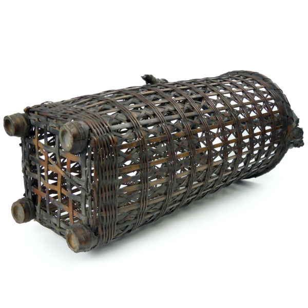 Panier ikebana japonais en vannerie de bambou et bois avec vase de céramique noire (3/4 dessous)