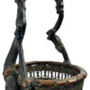 Panier ikebana japonais en vannerie de bambou et bois avec vase de céramique noire (détail)