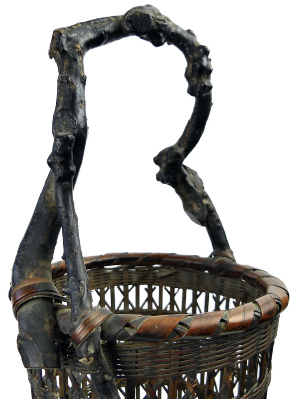 Panier ikebana japonais en vannerie de bambou et bois avec vase de céramique noire (détail)