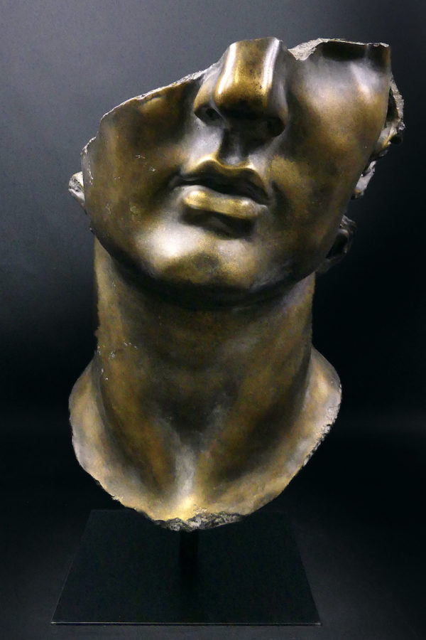 Grand fragment tête d’Apollon moulé à patine bronze sur pied métallique (face)