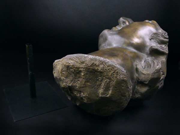 Grand fragment tête d’Apollon moulé à patine bronze sur pied métallique (détail)