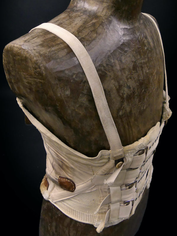 Corset à bretelles ancien Lingerie de collection France