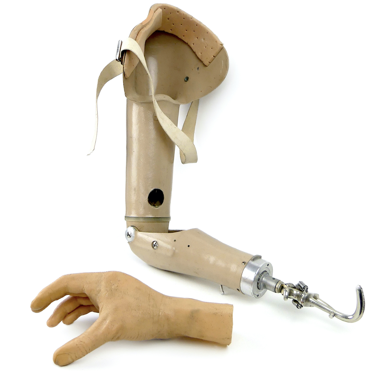 Prothèse de bras vintage avec pince mécanique et main en silicone