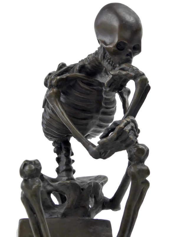 Bronze Squelette penseur massif sur base en marbre noir signé Milo (détail)