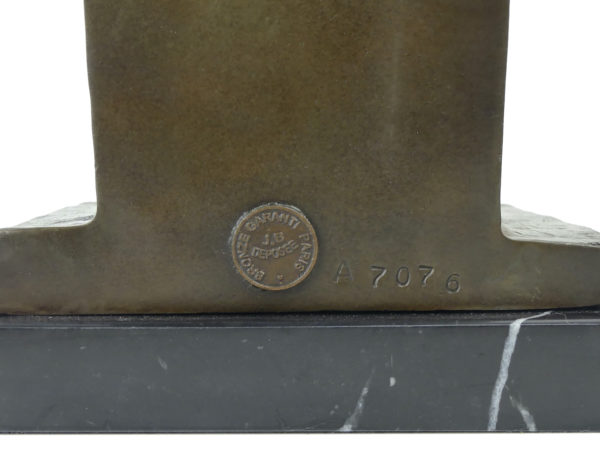 Bronze Squelette penseur massif sur base en marbre noir signé Milo (détail)