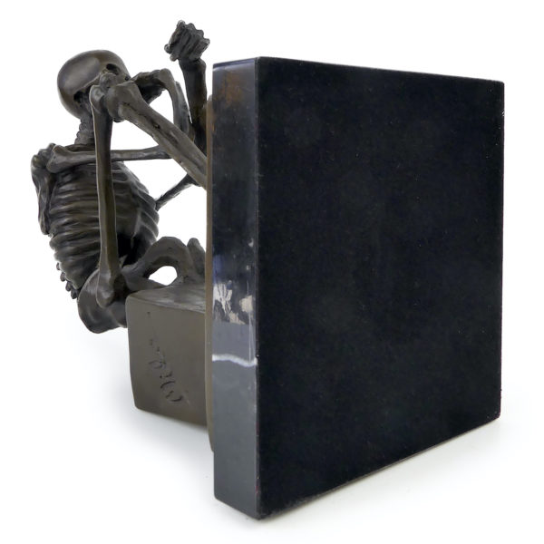 Bronze Squelette penseur massif sur base en marbre noir signé Milo (dessous)