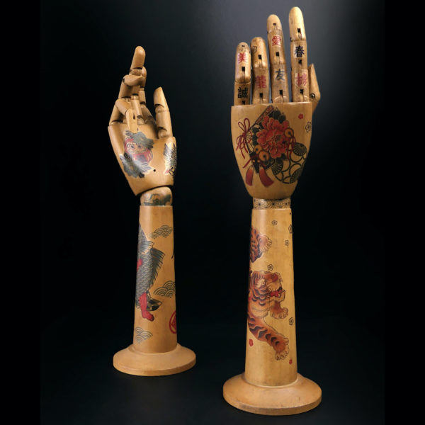 Mains tatouées articulées et avant-bras en bois Irezumi