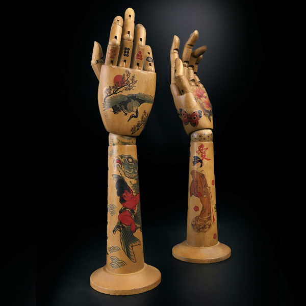 Mains tatouées articulées et avant-bras en bois Irezumi