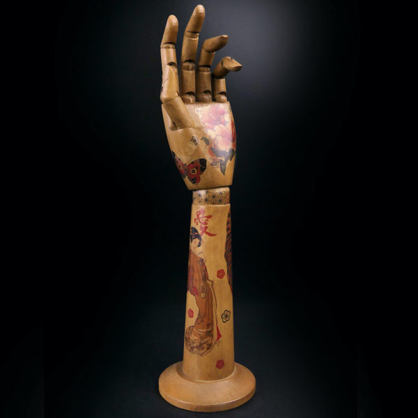 Main gauche tatouée articulée et avant-bras en bois Irezumi (3/4)