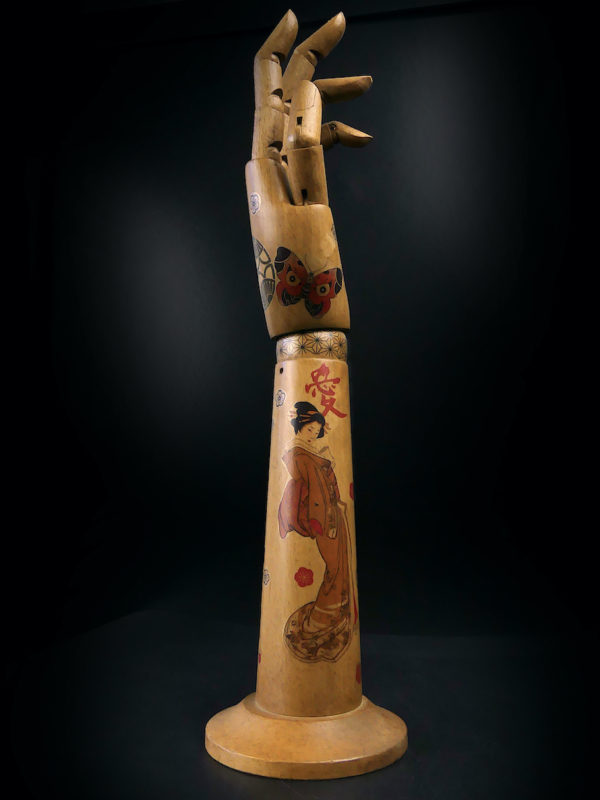 Main gauche tatouée articulée et avant-bras en bois Irezumi (profil)