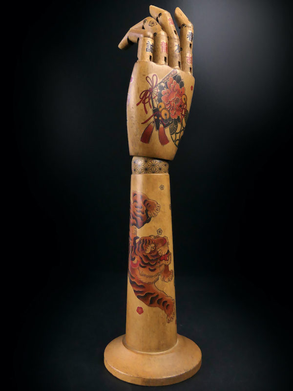 Main gauche tatouée articulée et avant-bras en bois Irezumi (3/4)