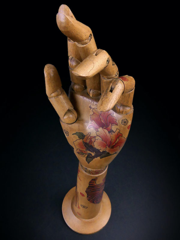 Main gauche tatouée articulée et avant-bras en bois Irezumi (dessus 3/4)