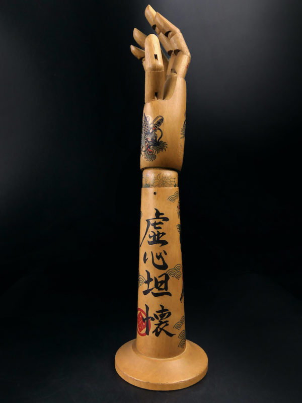 Main droite tatouée articulée et avant-bras en bois Irezumi (profil)