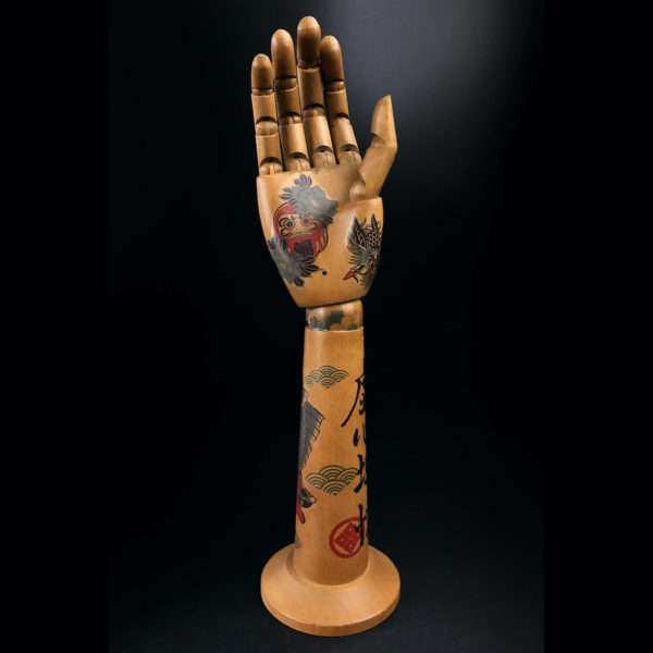 Main droite tatouée articulée et avant-bras en bois Irezumi (face)