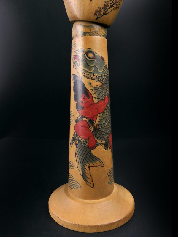 Main droite tatouée articulée et avant-bras en bois Irezumi (détail)