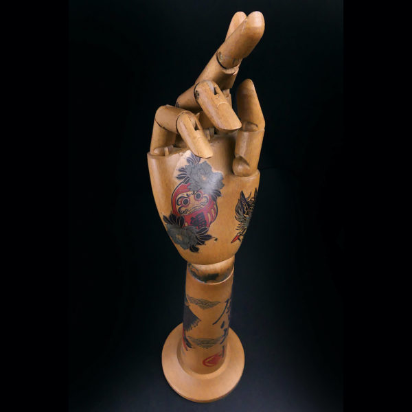 Main droite tatouée articulée et avant-bras en bois Irezumi (dessus 3/4)
