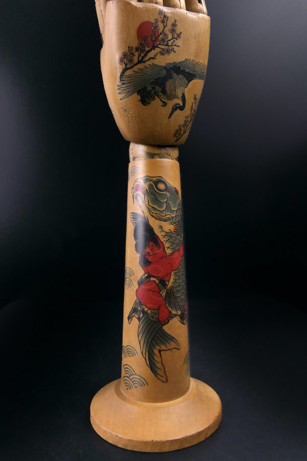 Main droite tatouée articulée et avant-bras en bois Irezumi (détail)