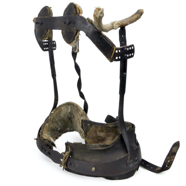 Petit corset orthopédique en cuir épais et armature en fer XVIIIe XIXe (3/4)
