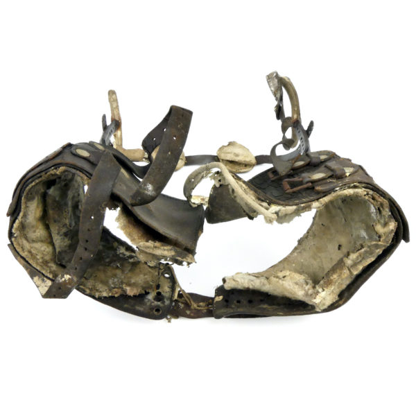 Petit corset orthopédique en cuir épais et armature en fer XVIIIe XIXe (dessous)