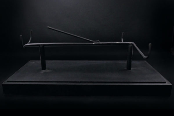 Grand crâne de crocodile en bronze recyclé doré sur socle noir (socle)