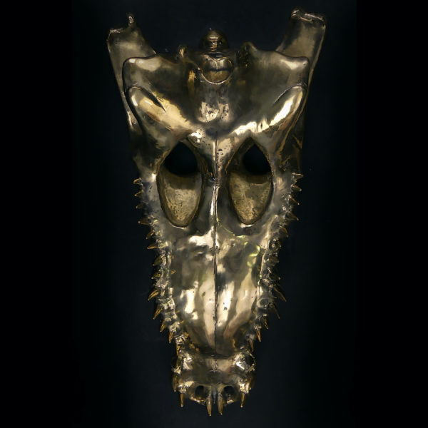 Grand crâne de crocodile en bronze recyclé doré sur socle noir (dessous)