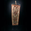 Grand bouclier Asmat sculpté en bois léger peint sur socle Irian Jaya (face)